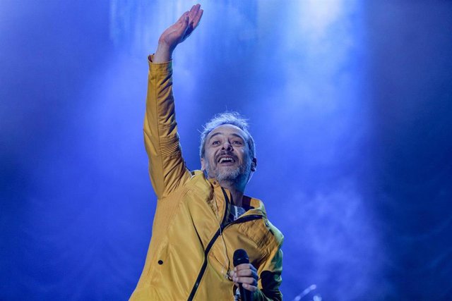 El cantante de Love Of Lesbian, Santi Balmes, sobre el escenario durante la tercera jornada del festival de música Sonorama Ribera 2019 en Aranda de Duero (Burgos).