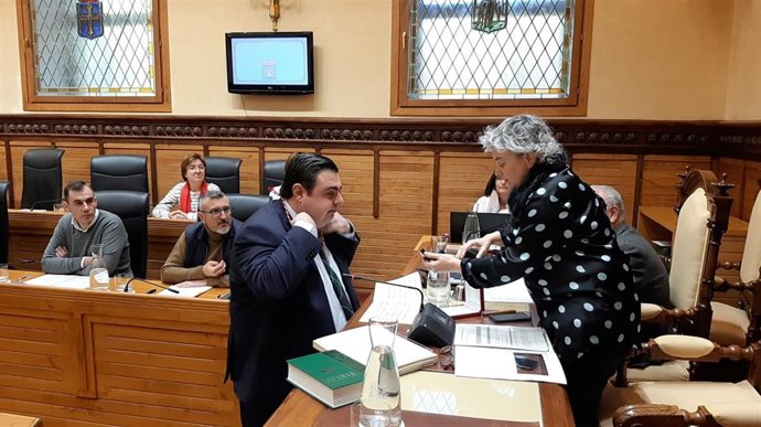 Toma de posesión del concejal de Foro, Pelayo Barcia, en el Ayuntamiento de Gijón
