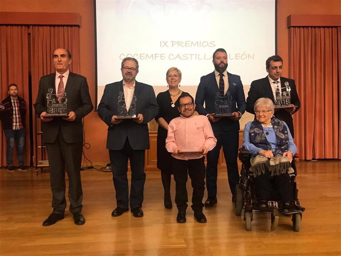 Foto de familia de los Premios de Cocemfe CyL.