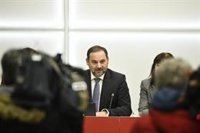 Ábalos considera una "nimiedad" que Sánchez no llame a Casado, al que acusa de "inmadurez"