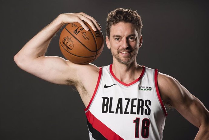 Pau Gasol en un posado fotográfico con Portland Trail Blazers