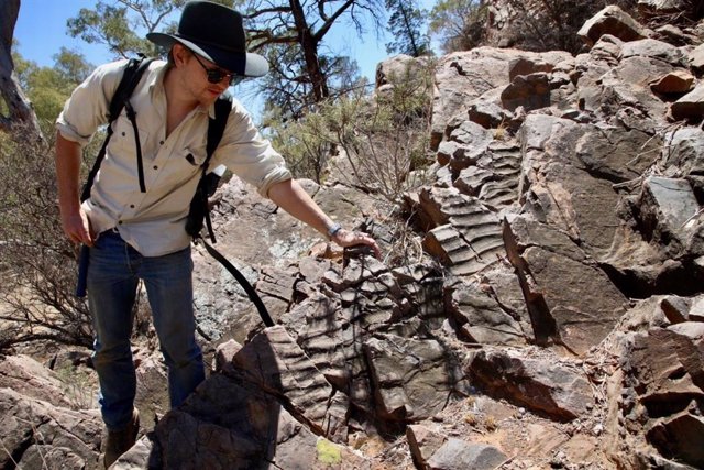 Maxwell Lechte examina formaciones rocosas para su estudio