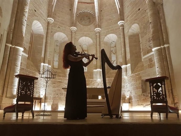 El arpista celta Víctor Santal y la violinista Marta Ponce