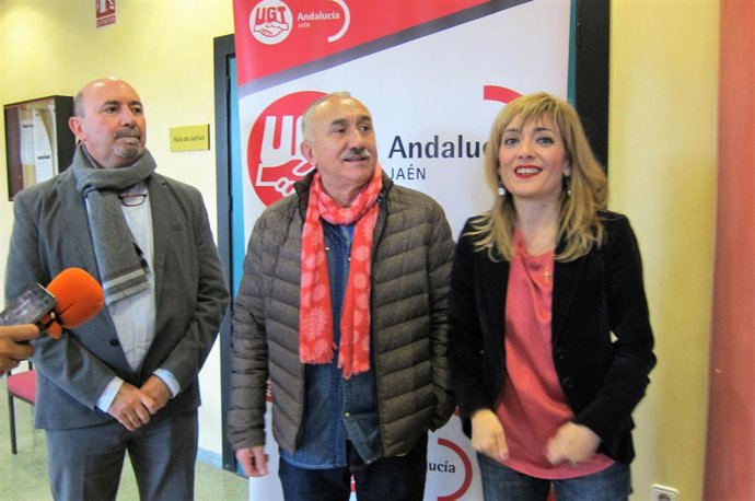 Pepe Álvarez (c), junto a Manuel Salazar y Carmen Castilla.