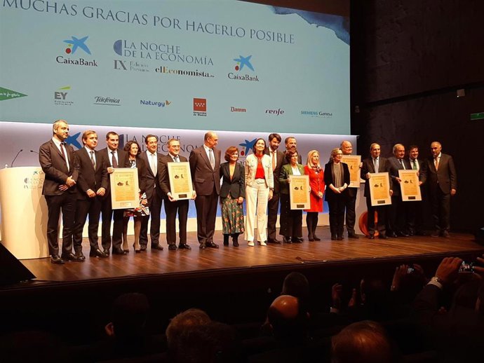 Foto de familia con los premiados por el Diario El Economista