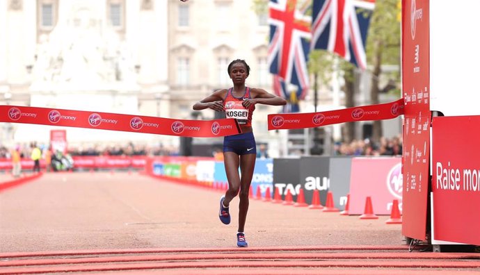La keniata Brigid Kosgei durante su triunfo en el Maratón de Londres de 2019