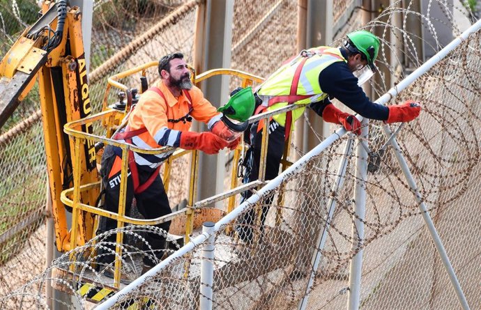 Operarios retirando las concertinas de la valla de Ceuta, a 04 de Diciembre de 2019.