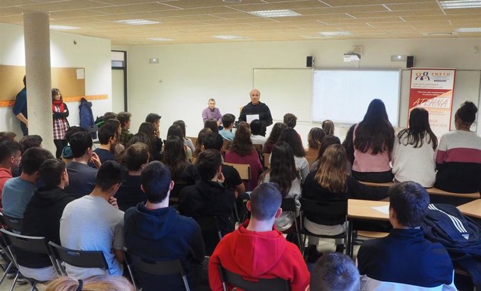 La Asociación de Enfermos y Trasplantados Hepáticos de Navarra (ATEHNA), ofrece una charla en un colegio navarro.