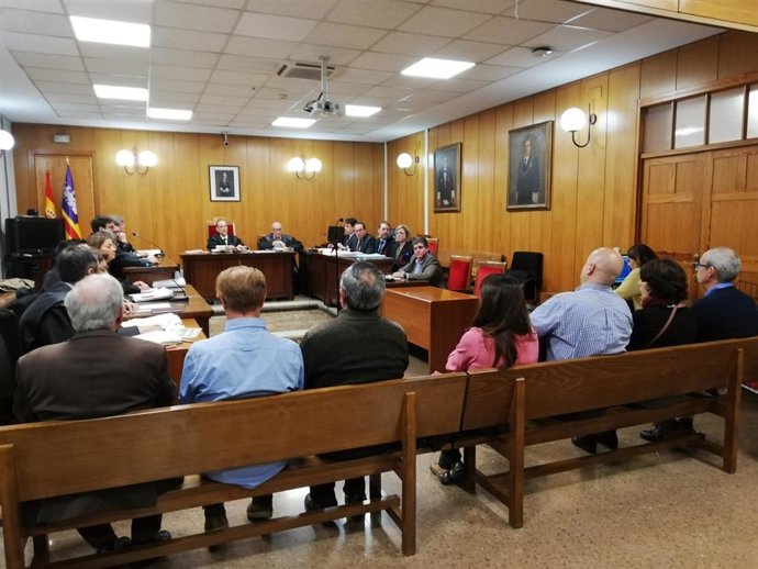 Los acusados, abogados, fiscalía y juez en la sala del juicio por el accidente de tren de Sineu de 2010