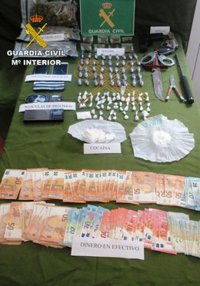 Sucesos.- Detenidos tres hombres y dos mujeres de la misma familia por venta de drogas en Peñaflor