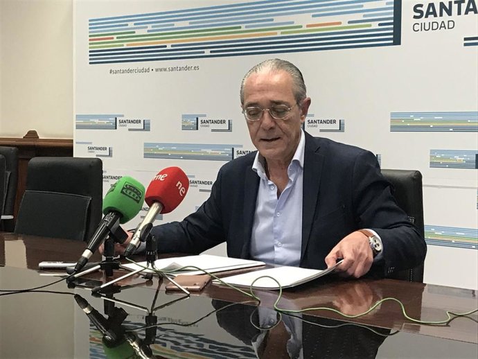 El concejal de Personal y Protección Ciudadana de Santander, Pedro Nalda, presenta en rueda de prensa los presupuestos de su área para 2020
