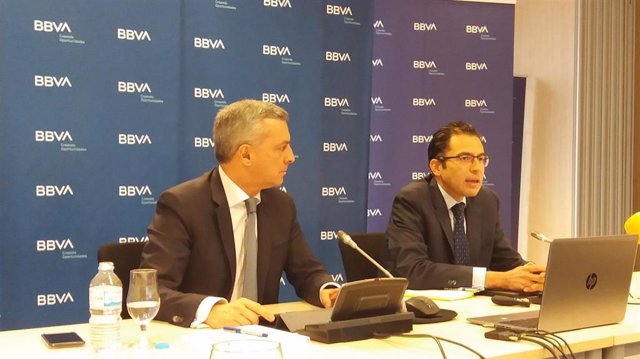 El director de la Territorial Sur de BBVA, José Ballester, y el economista jefe para España y Portugal de BBVA Research, Miguel Cardoso, presentan el informe 'Situación Andalucía' en rueda de prensa.