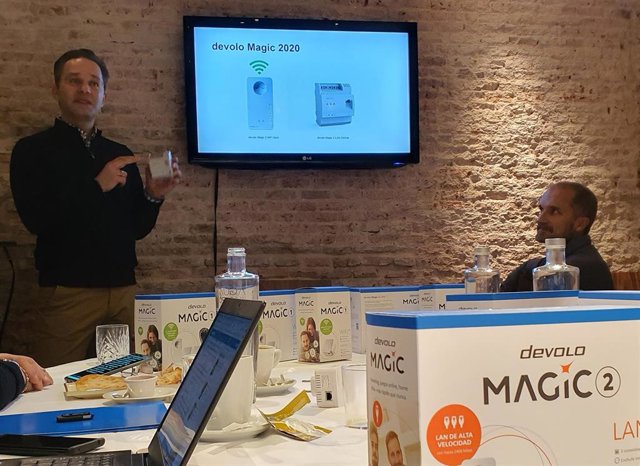 Marcel Schüll, devolo AG, presenta los nuevos adaptadores de red de devolo en un evento de prensa.