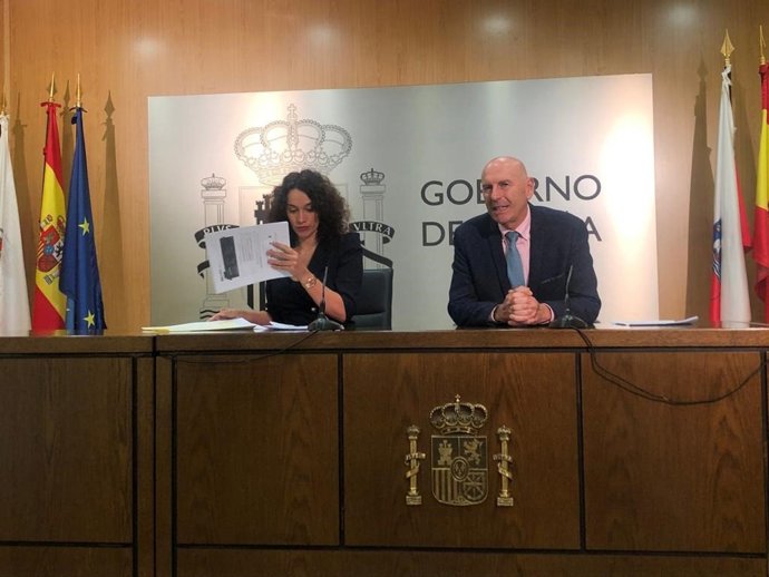 La directora del Instituto y la Tesorería de la Seguridad Social en Cantabria, Eva Suárez, y el delegado del Gobierno, Eduardo Echevarría
