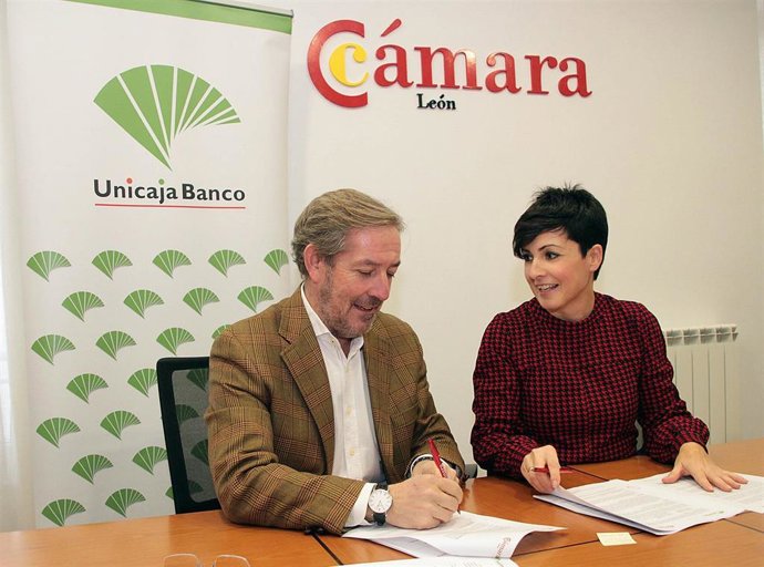 La directora territorial de Unicaja Banco en León, Marga Serna, y el presidente de la Cámara de Comercio de León, Javier Vega, firman el acuerdo.