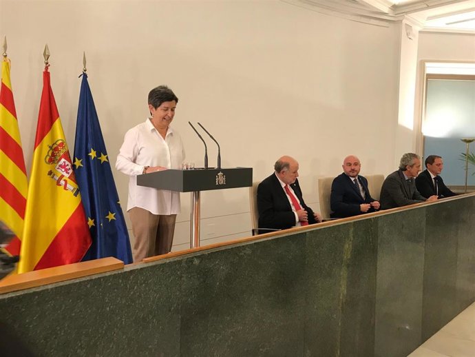 La delegada del Gobierno en Catalunya, Teresa Cunillera, junto a los cuatro subdelegados en el 41 aniversario de la Constitución.
