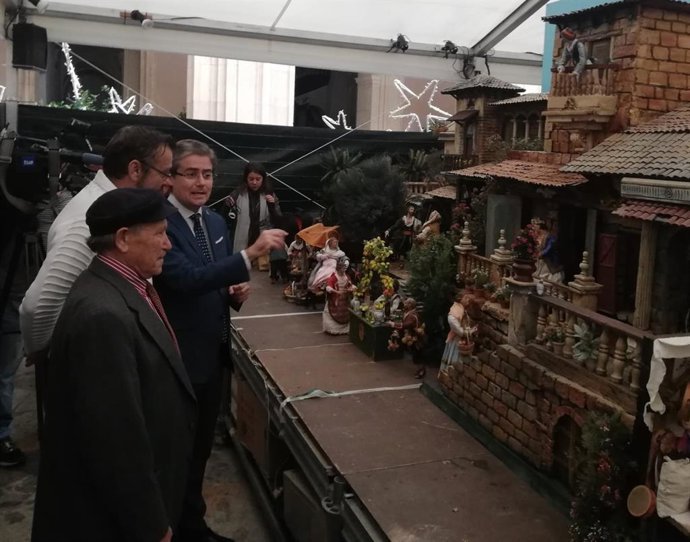 El concejal de Cultura y Recuperación del Patrimonio, Jesús Pacheco visitando el Belén municipal junto con su autor, Cayetano Gálvez y el autor del Belén que se mostrará el próximo año, Juan Antonio Griñán
