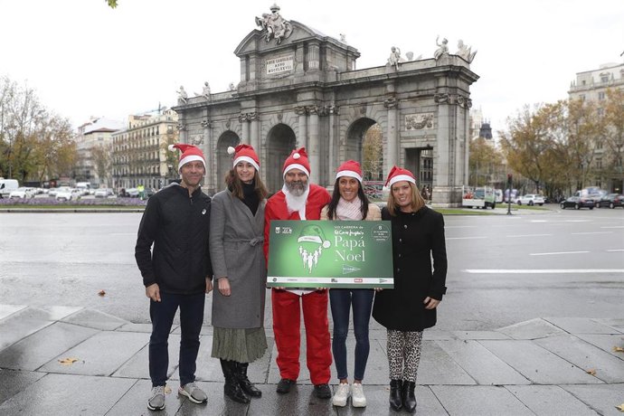 Alessandra Aguliar (segunda por la derecha) en la presentación de la Carrerra El Corte Inglés Papá Noel 2019