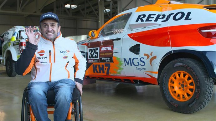El piloto Isidre Esteve (Repsol Rally Team) junto al prototipo del Dakar 2020 en el puerto de Marsella