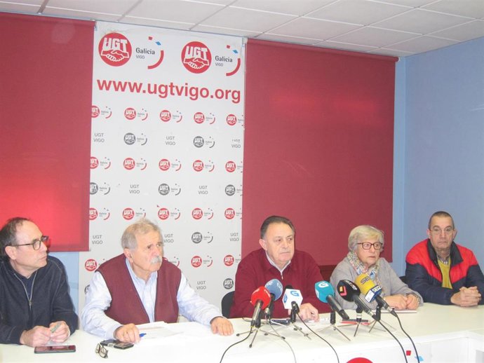 El responsable de la Federación de Pensionistas y Jubilados de CCOO en la zona de Vigo, Tito Hucha, y el secretario general de la Unión de Jubilados y Pensionistas de UGT en el área de Vigo, Juan Fontenla, durante la rueda de prensa