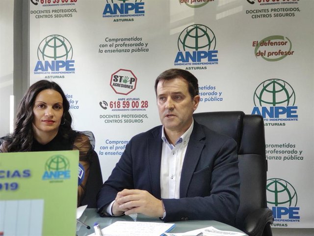 La coordinadora del servicio de defensor del profesor de ANPE, Montserrat Fernández y el presidente de ANPE Asturias, Gumersindo Rodríguez en rueda de prensa.