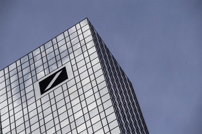 25 September 2019, Hessen, Frankfurt_Main: A general view of the Deutsche Bank headquarters, where investigators searching for evidence in connection with the money laundering scandal at the Danish Danske Bank. Photo: Boris Roessler/dpa