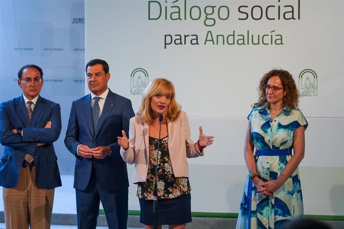 La secretarias general de UGT-A, Carmen Castilla, atiende a los medios después de la reunión de la Mesa de Diálogo Social de Andalucía.