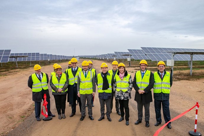 El presidente de C-LM, Emiliano García-Page, inaugura cuatro nuevas fotovoltaicas en Alcázar