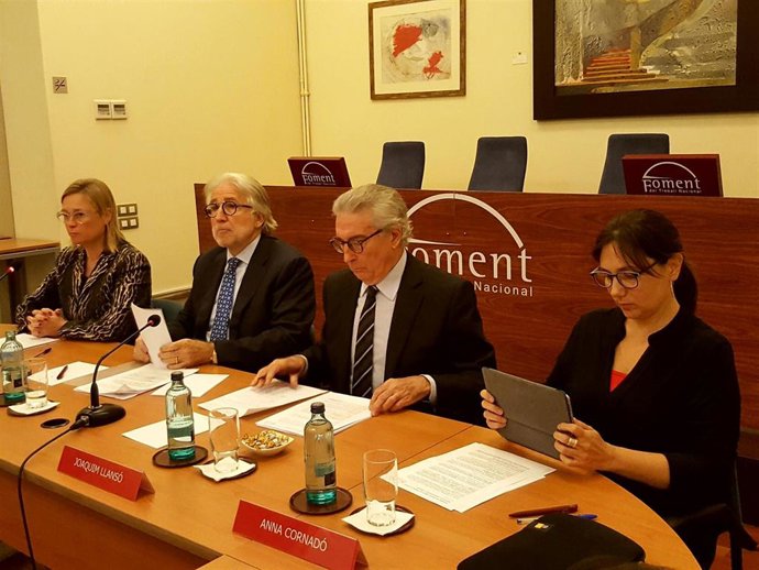 En el centro, el presidente de Foment del Treball, Josep Sánchez Llibre, y el vicepresidente, Joaquim Llansó