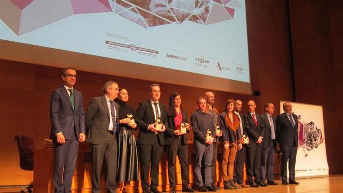 Premiados en la gala 'Empresa y FP', junto a la consejera vasca de Educación, Cristina Uriarte, y el presidente de Confebask, Eduardo Zubiaurre, en Bilbao.