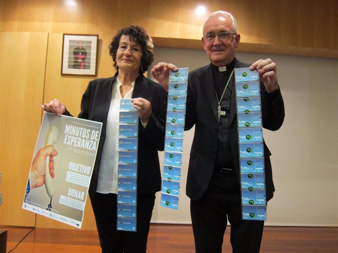Isabel Escartín, coordinadora de la campaña 'Minutos de esperanza', y el obispo coordinador de la Pastoral Penitenciaria en Aragón, Ángel Pérez Pueyo.