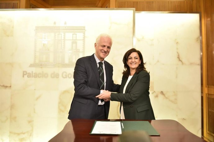 La presidenta de La Rioja Concha Andreu y el alcalde de Logroño Pablo Hermoso de Mendoza se dan al mano tras firmar el Convenio de Capitalidad 2019.