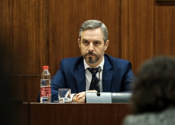 El consejero de Hacienda, Juan Bravo, este miércoles, durante su comparecencia en comisión.