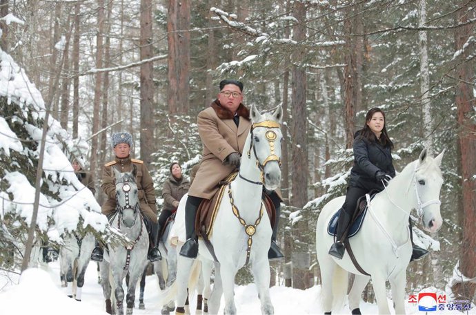 Kim Jong Un montando a caballo en el monte Paektu acompañado por su mujer, Ri Sol Ju, y por altos mandos militares de Corea del Norte