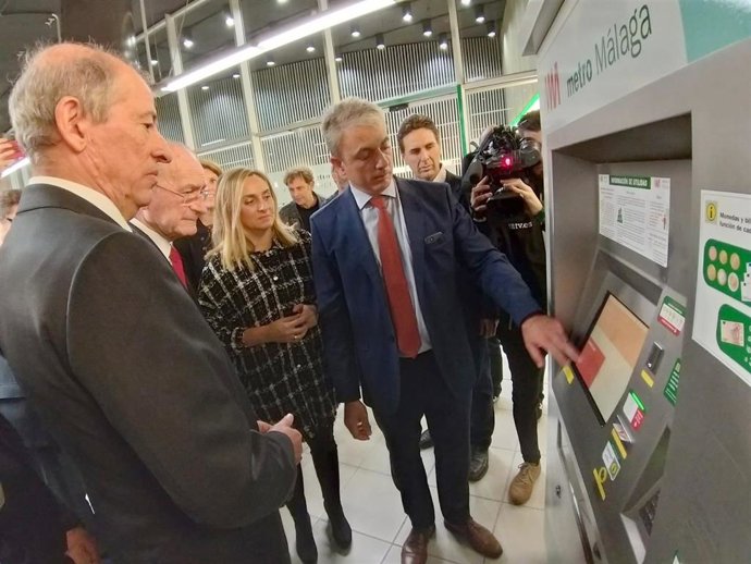 Carazo y De la Torre junto con una delegación de la ONCE visitan el metro de Málaga