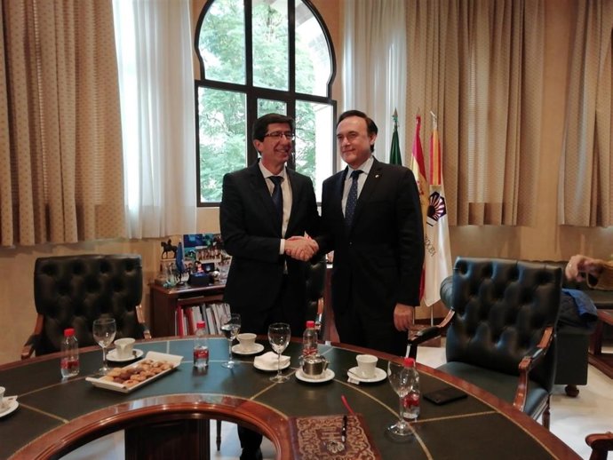 Marín (izda.) da la mano al rector de la UCO, José Carlos Gómez Villamandos.