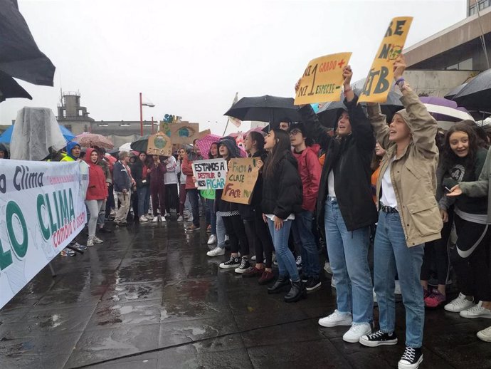 Jóvenes concentrados en Praza do Rei con motivo de la huelga mundial del clima