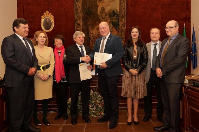 Antonio Ruiz (cuarto por la dcha.) y Fernando de Aragón se estrechan la mano tras la firma del convenio