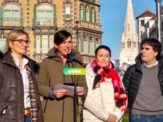 La parlamentaria de EH Bildu Jasone Agirre en una comparencia ante los medios de comunicación de Bilbao