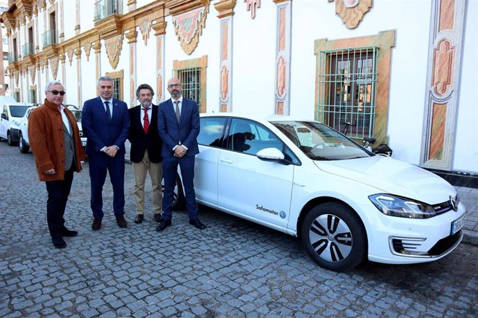 Montoro (segundo por la dcha.) junto a un vehículo eléctrico