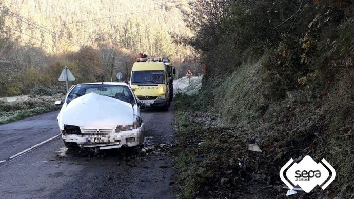 Coche siniestrado en Brieves, Valdés.