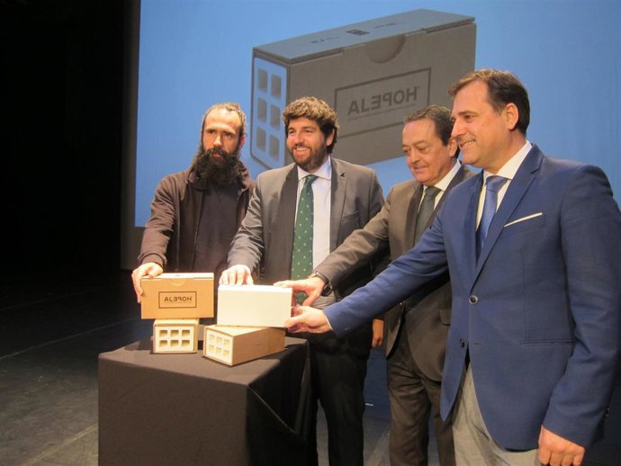 López Miras, segundo por la izquierda, poco antes de contestar a los medios sobre la negociación de los Presupuestos