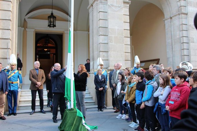 Izado de la bandera de Andalucía