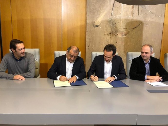 El alcalde de Calvi, Alfonso Rodríguez, (2 por la izquierda), firma el acuerdo con el conseller de Movilidad, Marc Pons (tercero izq)