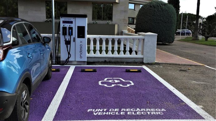 El punto de recarga rápida para vehículos eléctricos