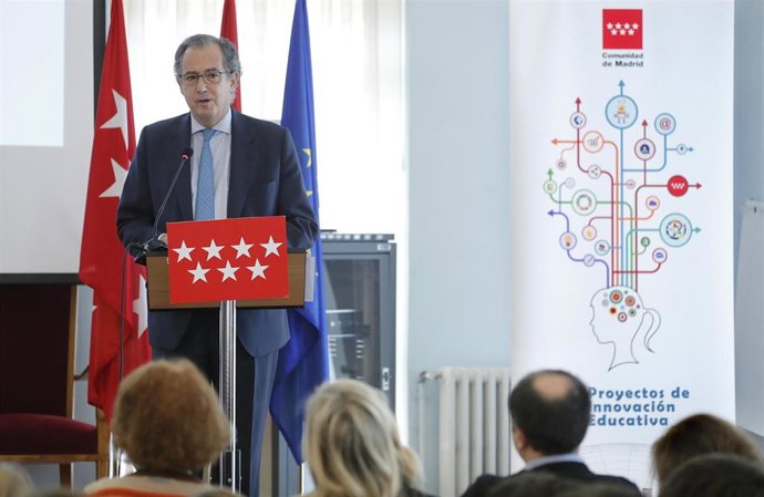 El consejero de Educación de la Comunidad de Madrid, Enrique Ossorio, asiste al acto de conmemoración de la Constitución en el IEs Ramiro de Maetzu