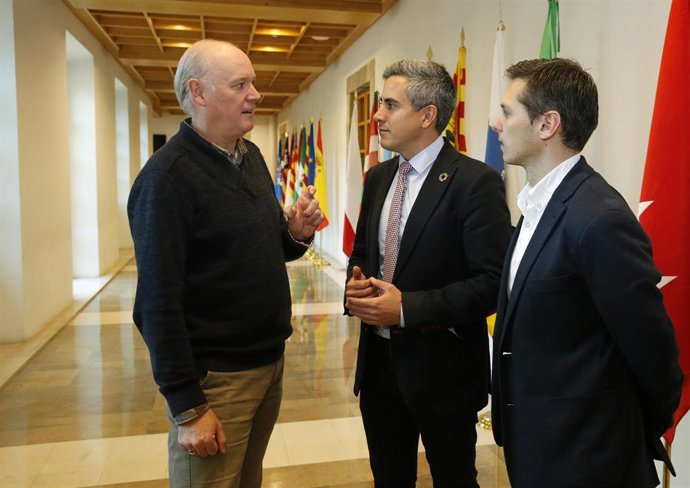 El vicepresidente de Cantabria, Pablo Zuloaga, y el director general de Deporte, Mario Iglesias, onversnado con el presidente de la Federación Cántabra de Ciclismo, Ángel Rivero