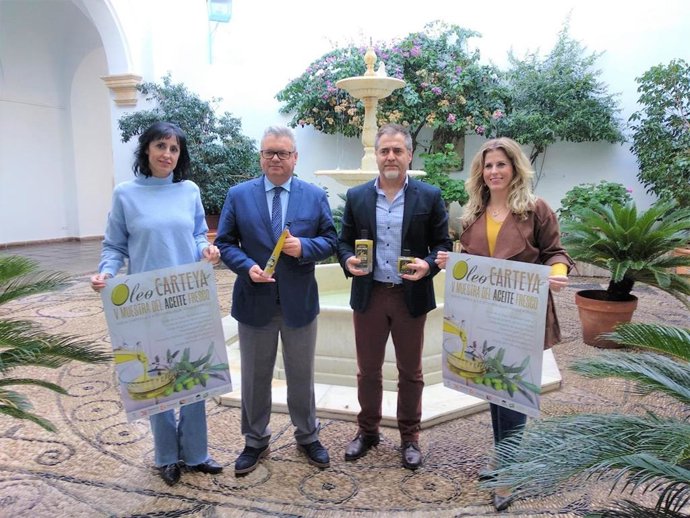 Morales (segundo por la izda.) presenta 'OleoCarteya 2019'