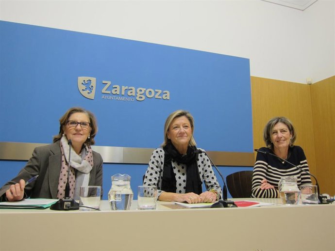 La responsable de la red de control y vigilancia de la contaminación de Zaragoza, Nieves López, la consejera municipal de Medio Ambiente, Patricia Cavero, y la directora de la Agencia de Medio Ambiente y Sostenibilidad del Ayuntamiento, Carmen Cebrián.