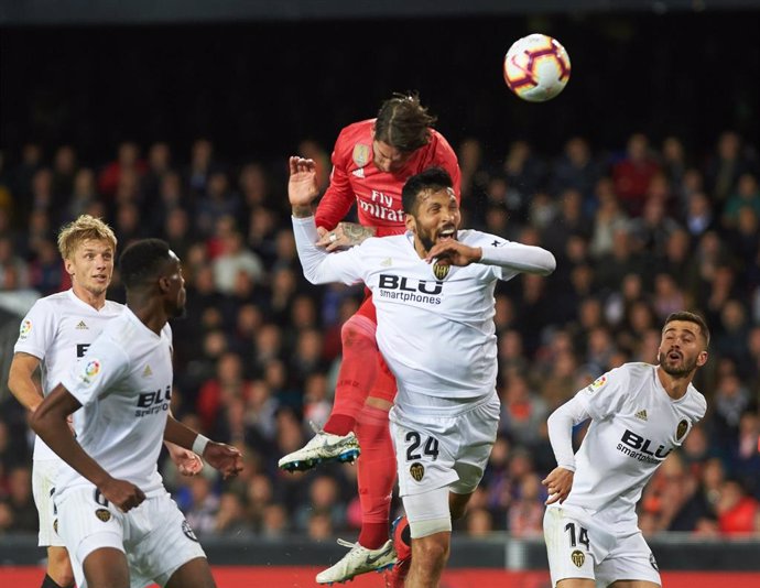 Ezequiel Garay y Sergio Ramos pelean por un balón aéreo en el Valencia-Real Madrid de LaLiga Santander 2018-19